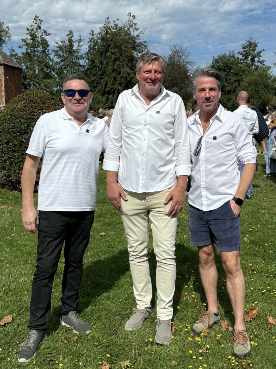 Les trois membres de l’&eacute;quipe de base de STR8FW sur la pelouse devant le Koetshuis